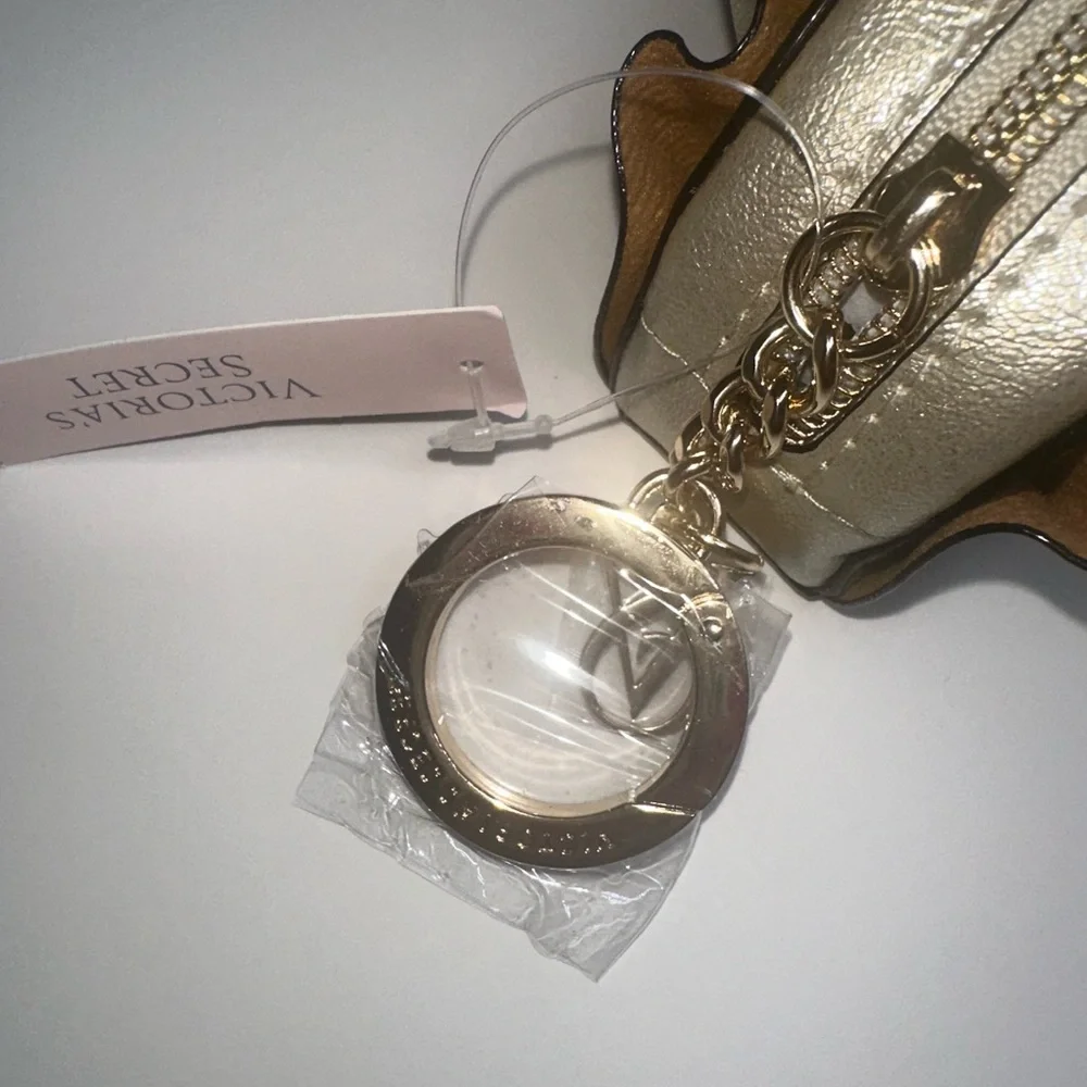 Victoria’s Secret Bombshell Limited Edition Keychain. And Shell mini pouch - Picture 5 of 6
